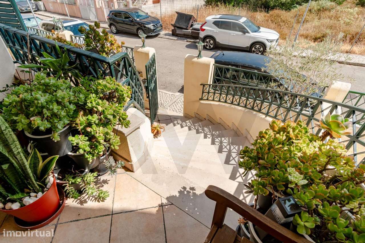 Moradia em Banda T4+1 com Jardim, Garagem e Sótão-54