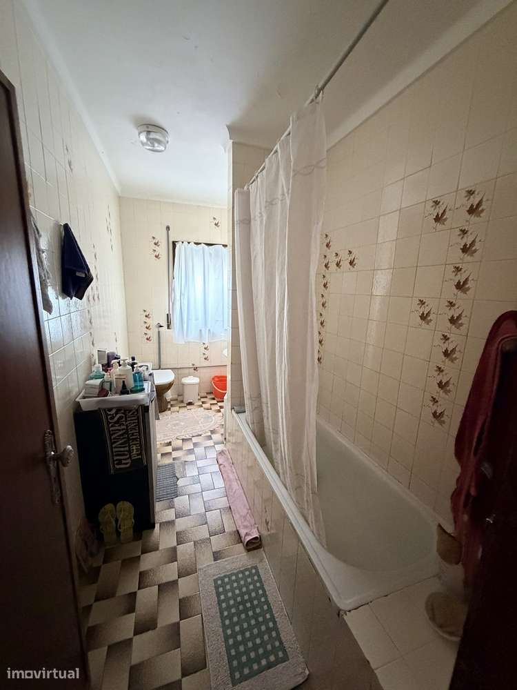 Apartamento T2 com 84 m² – Excelente oportunidade para remodelação-11