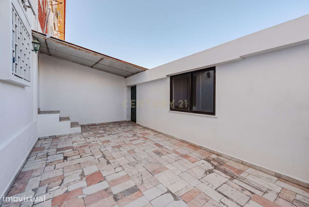 Apartamento T2 à venda na Praceta Dom João IV-18