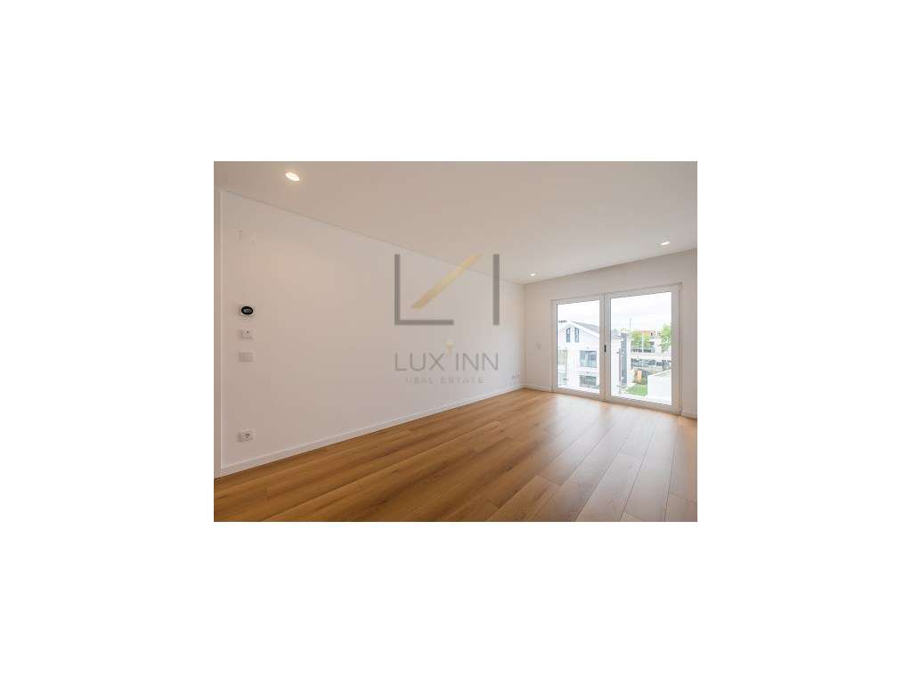 Moradia de Luxo T4 , São Pedro Do Estoril, com Piscina e Garagem-42