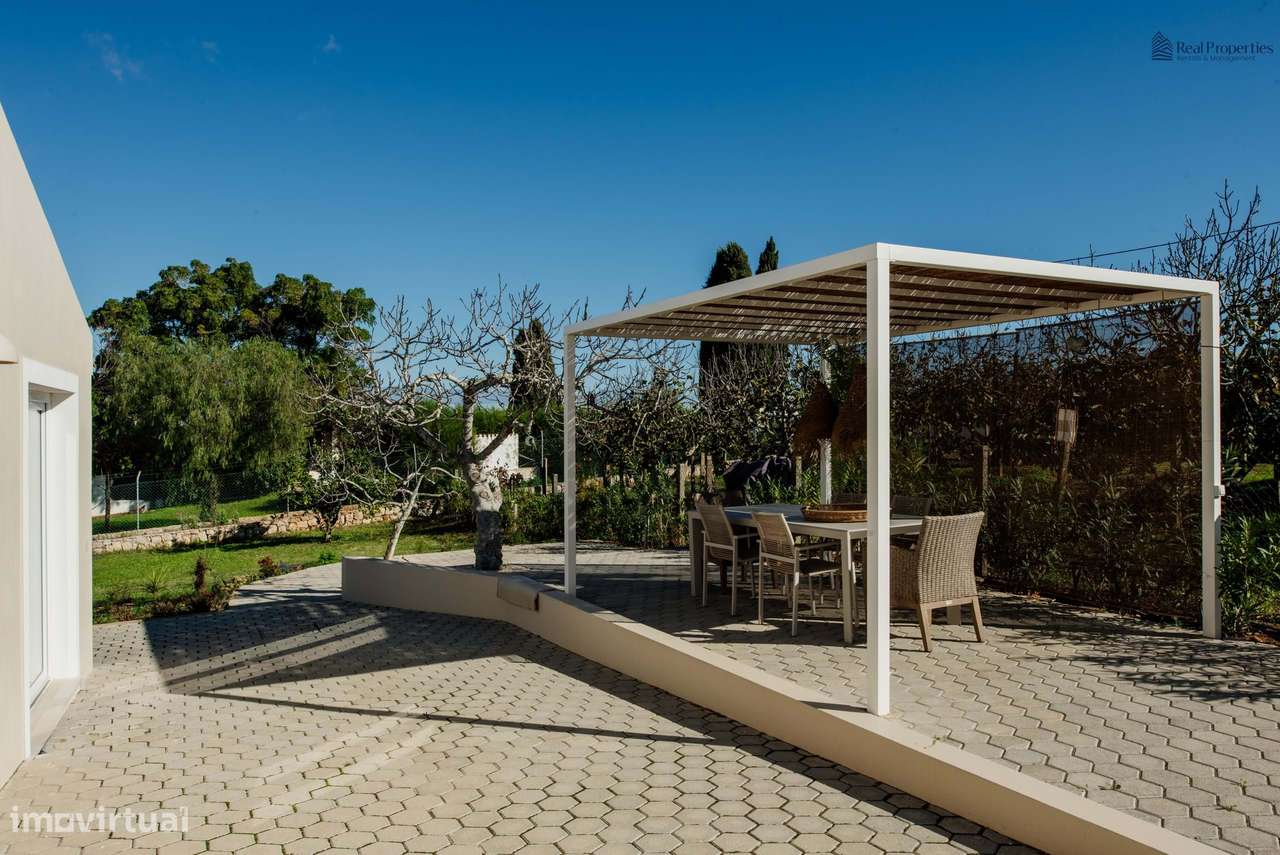 Elegante Moradia T3 Renovada com Vistas Panorâmicas em Alvor-25