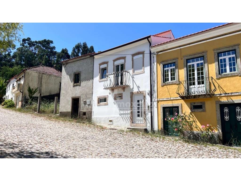Moradia T2+1 Renovada com Logradouro em Castanheira de Pêra-14