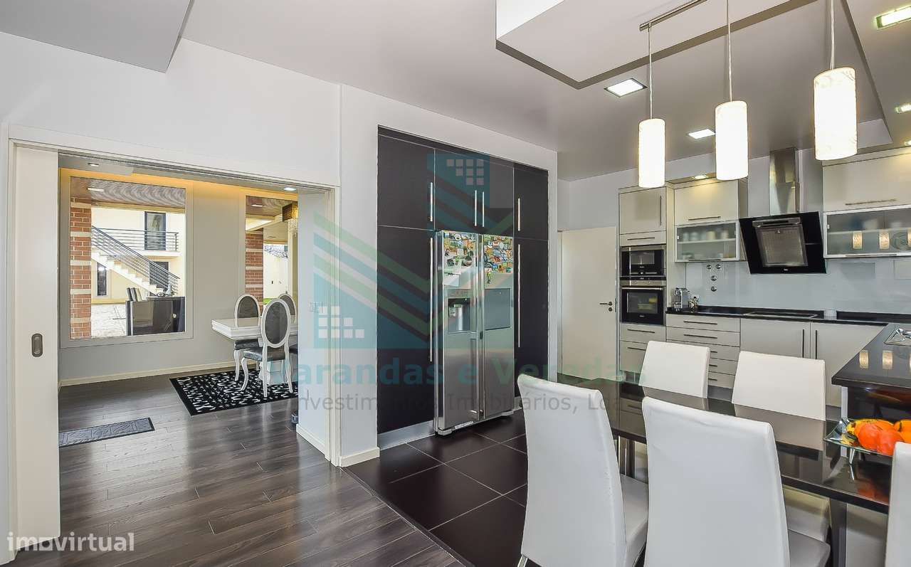 Moradia de luxo T5 com piscina e anexo-13