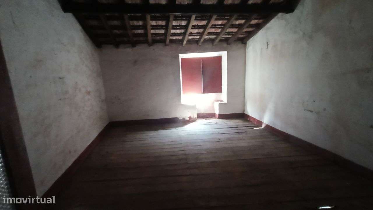 Moradia em banda de 2 pisos com Quintal no centro de Sarilhos Grandes - Grande imagem: 4/21