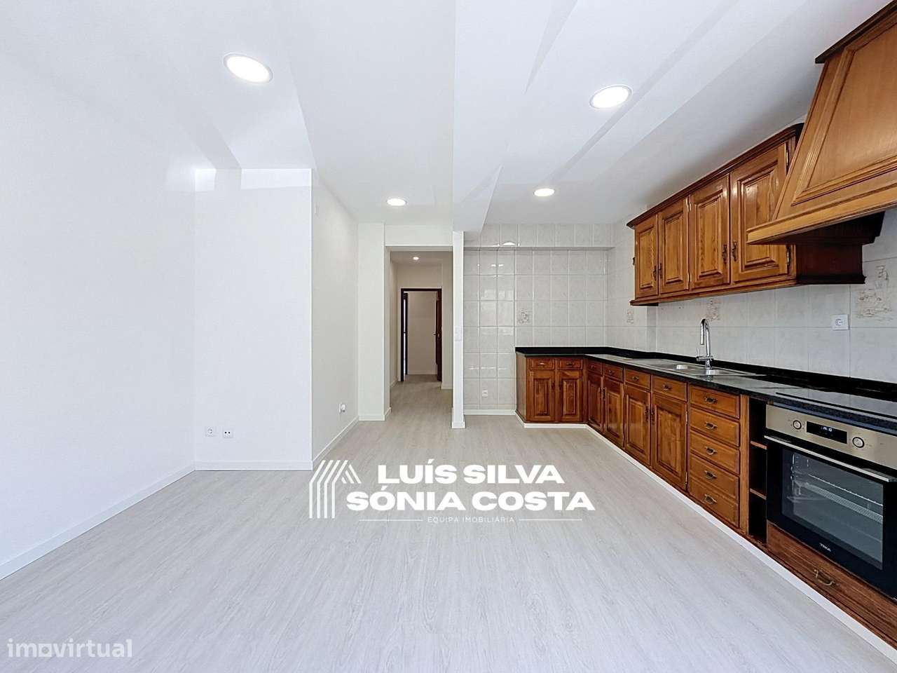 Apartamento T2 Semi-Remodelado c/ Garagem, Marquise & no Centro de...-15