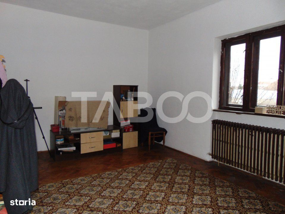 Casa de 270 mp  7 camere 4 bai 2 bucatarii terasa de 50mp