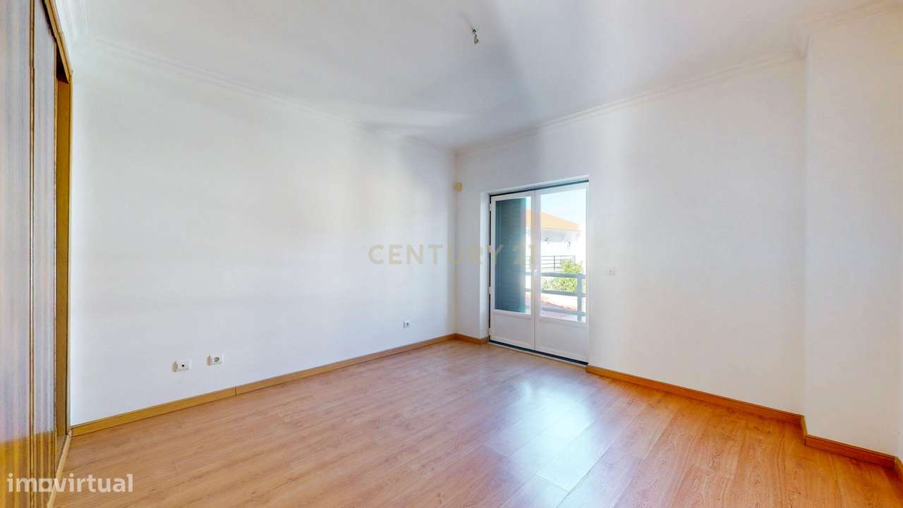 Moradia T4 em Alverca, com Jardim e Garagem-10