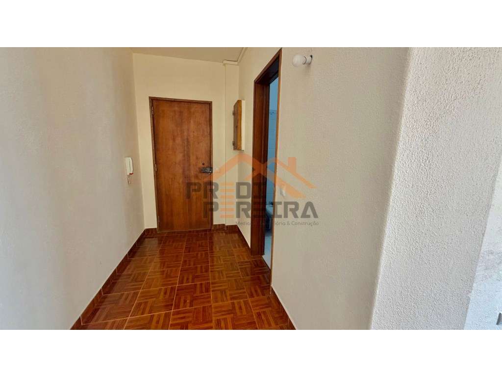 Situado na zona da Torre, em Cascais,, apartamento T2.-13