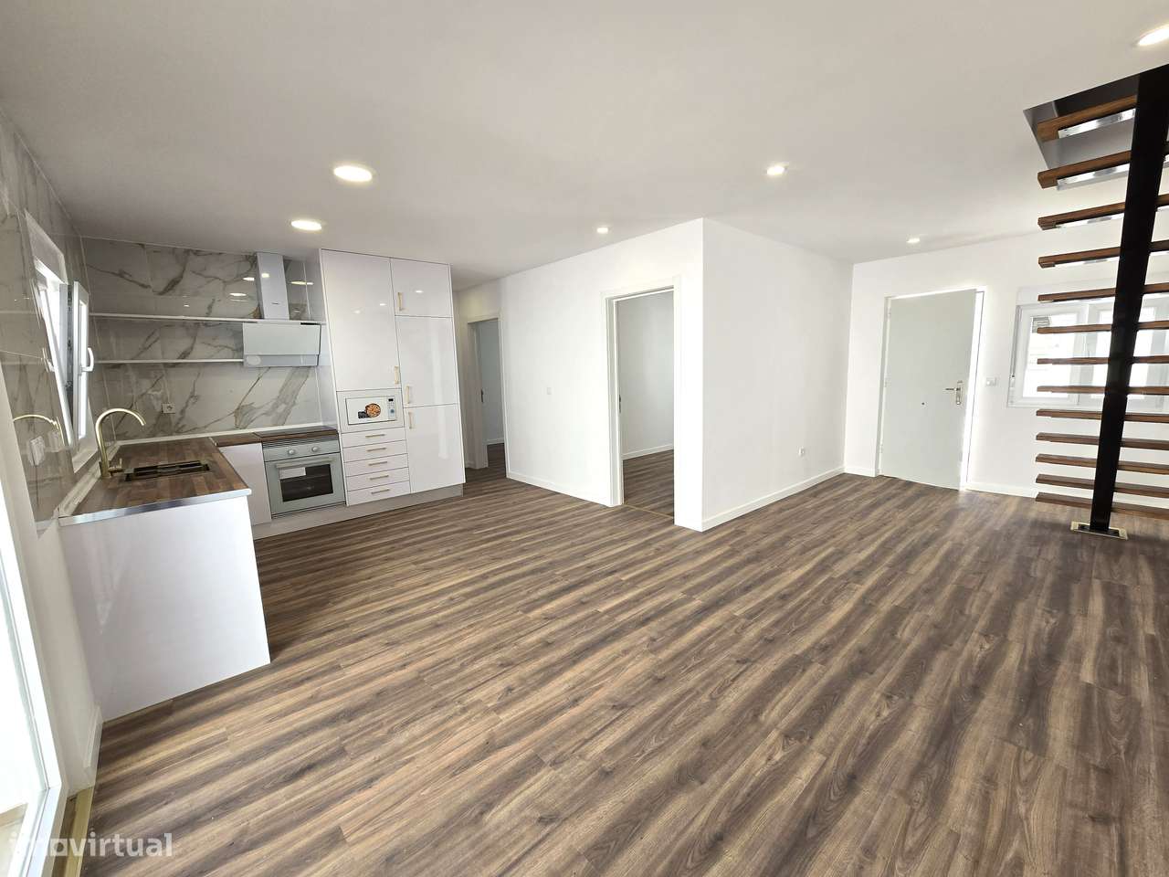 Fantástica Moradia T2 Totalmente Renovada, Independente em Setúbal-0