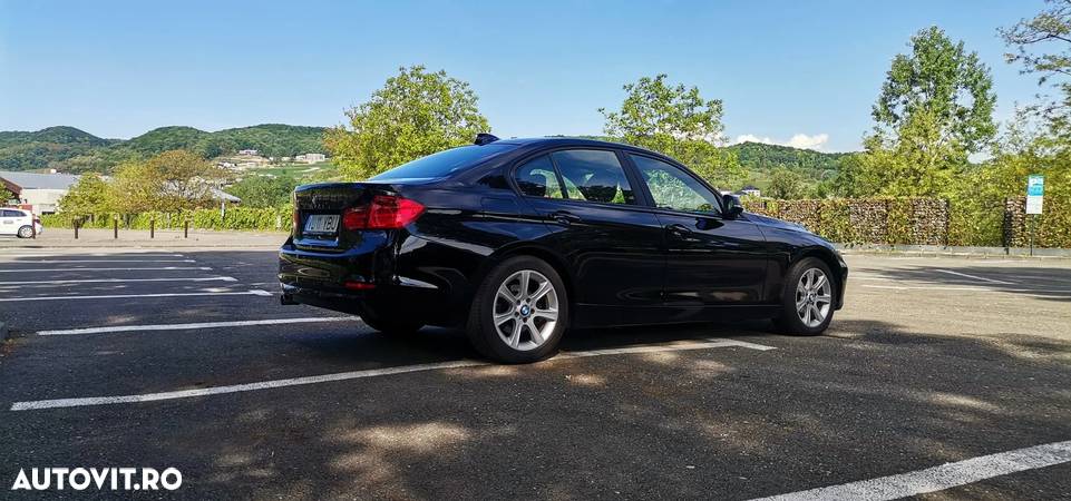 BMW Seria 3 320d Aut. - 12