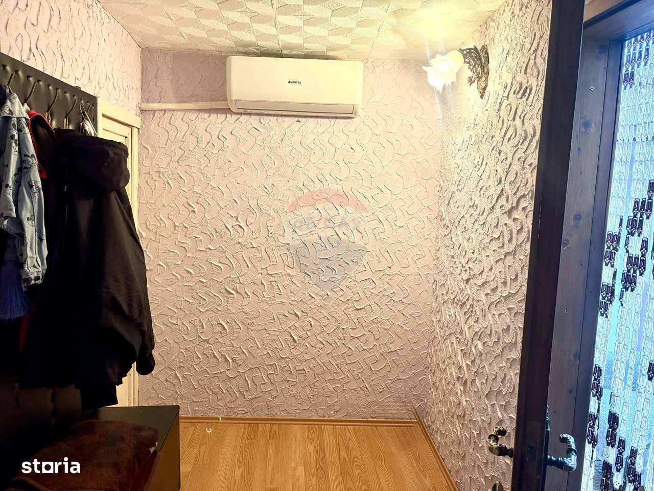 Oportunitate: Casa 3 camere si curte in zona centrala-4