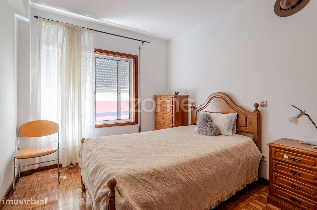 Apartamento T3 com garagem, varanda e arrumos-8