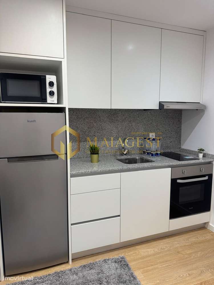 Moradia remodelada dividida em 3 habitações em Canelas-4