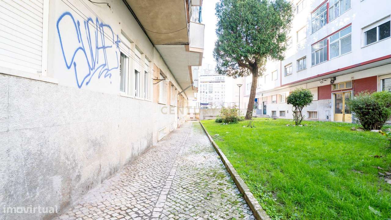 Apartamento T2 + 1* - Remodelado, em Queluz-48