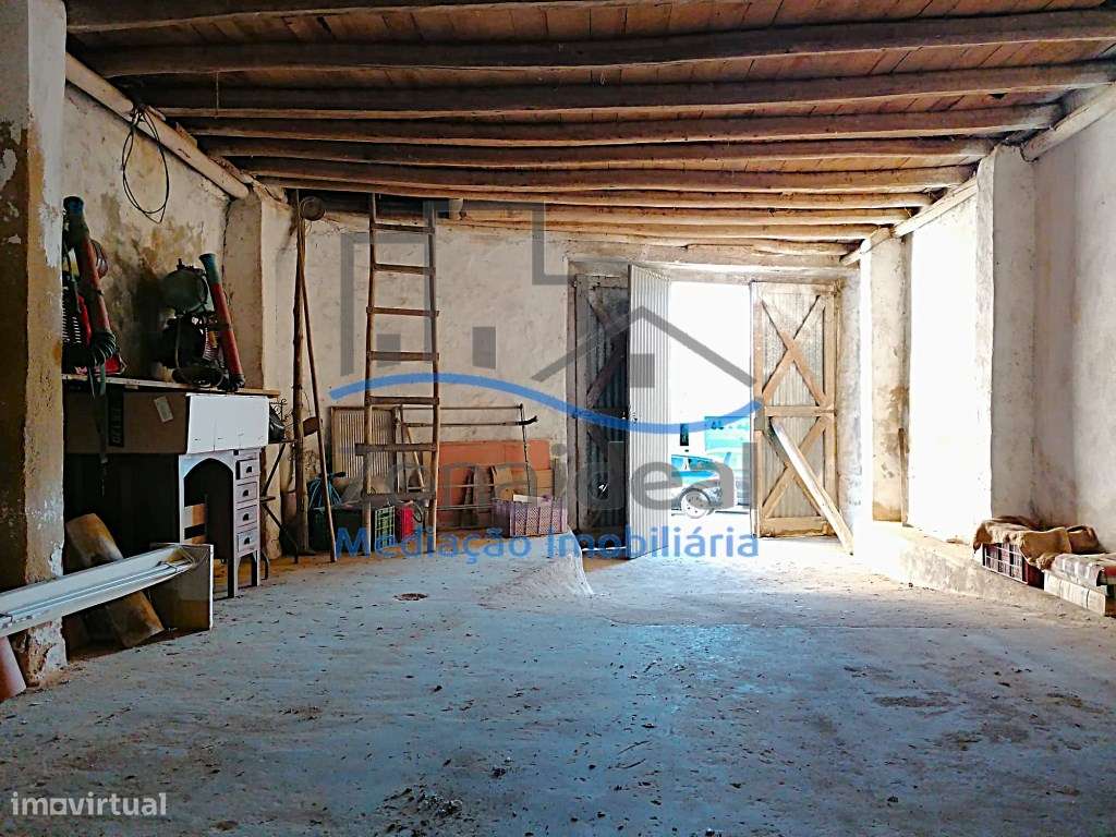 Armazém amplo, localizado no centro da Aldeia de Penafirme da Ventosa - Grande imagem: 4/5