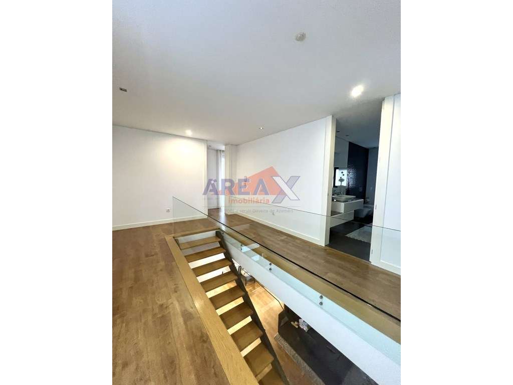 Moradia T4 de Arquitetura Moderna | Excelente Estado-27