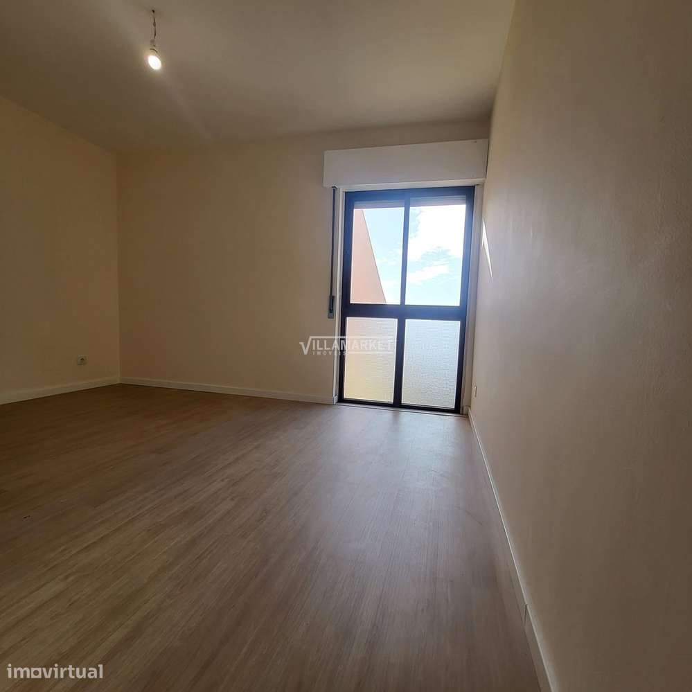 Apartamento T2 renovado com 80 m2 inserido no 9º andar de um edifício-9