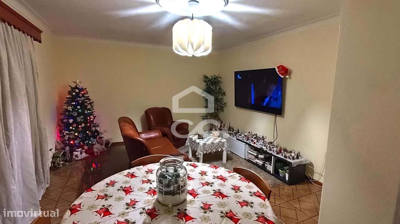 Moradia em Gaveto com Dupla Possibilidade: Habitação + Investimento em-5