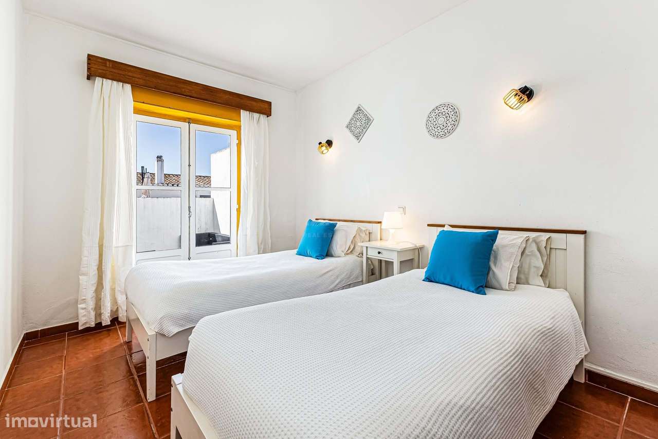 Casa geminada com caráter e vista para o mar em Burgau, Budens-17