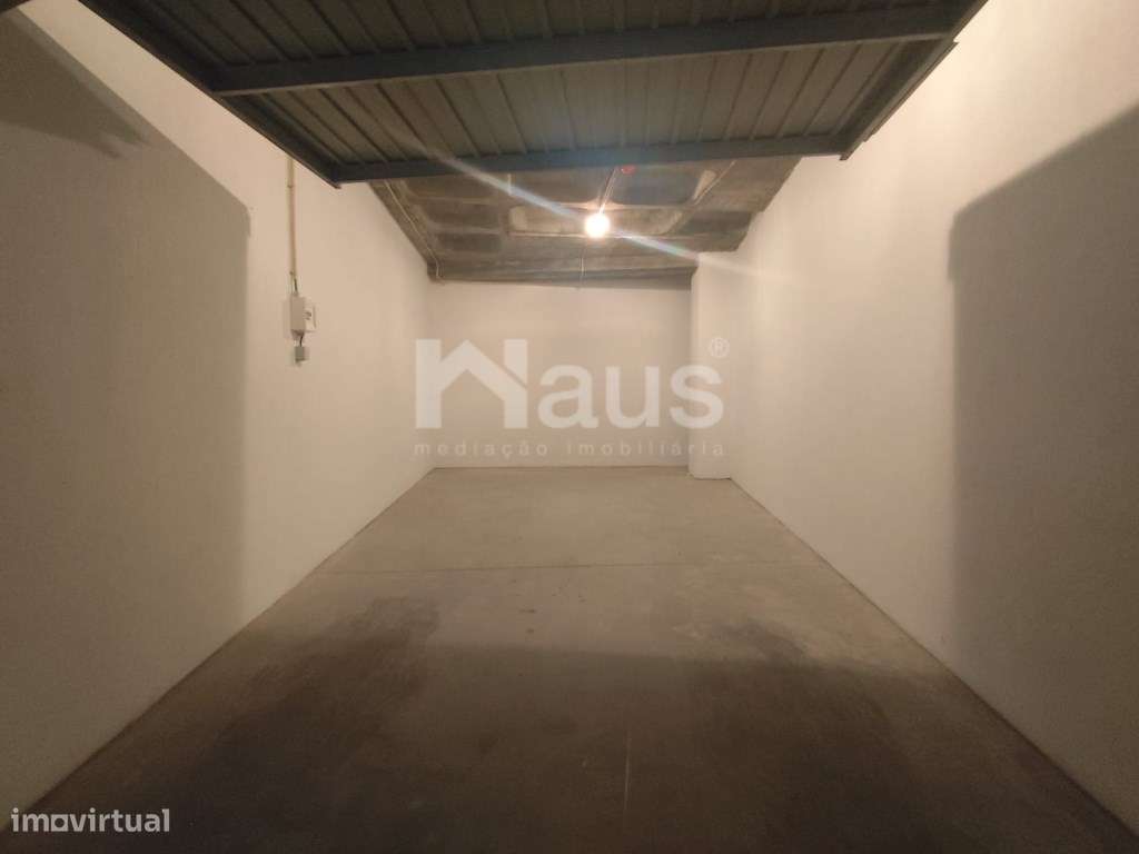 Garagem inserida em cave - Grande imagem: 4/5