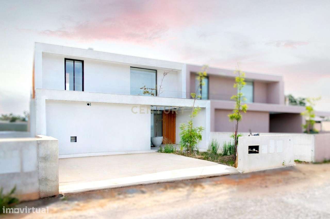 Moradia Moderna com Vistas Deslumbrantes e Acabamentos de Excelência - Grande imagem: 1/23