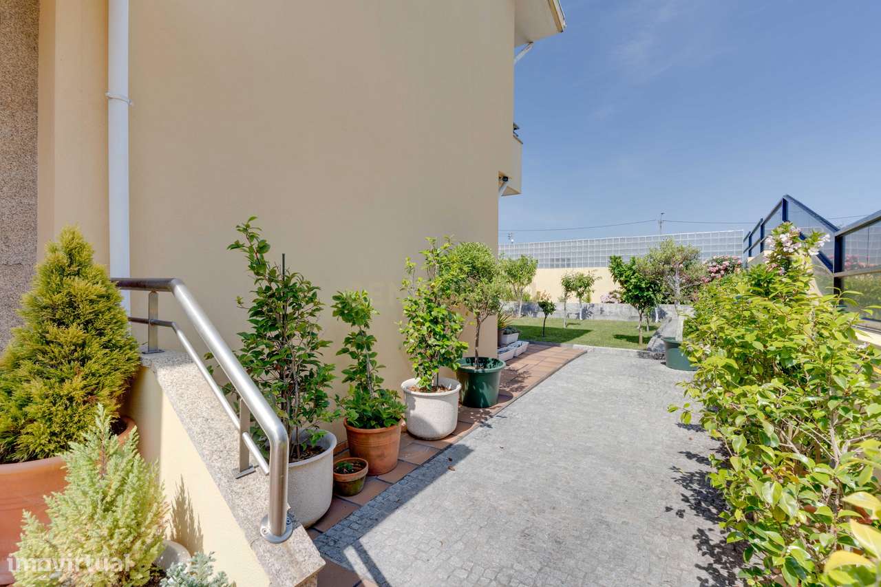 Moradia T3, Águas-furtadas + Cave com possibilidade +T1-25