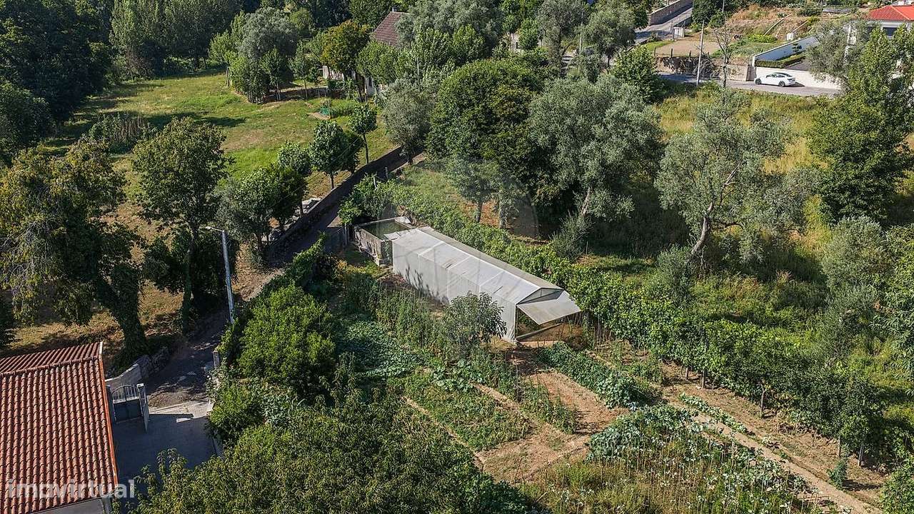 Moradia T4 com Terreno e Árvores de Fruto em Moure, Vila Verde-45
