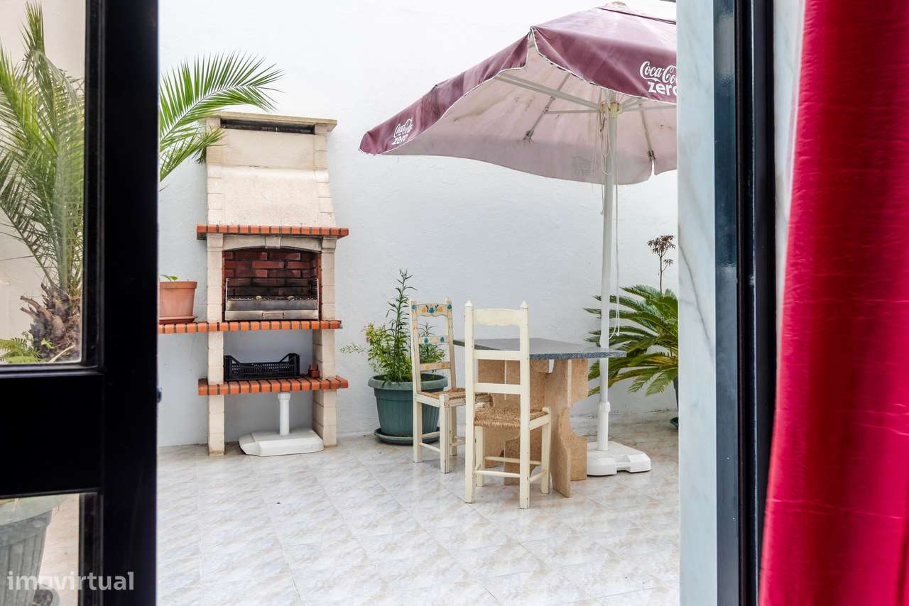 Apartamento T2 c/ 2 Lugares de Estacionamento e Terraço c/ 30m2 em Mem-12