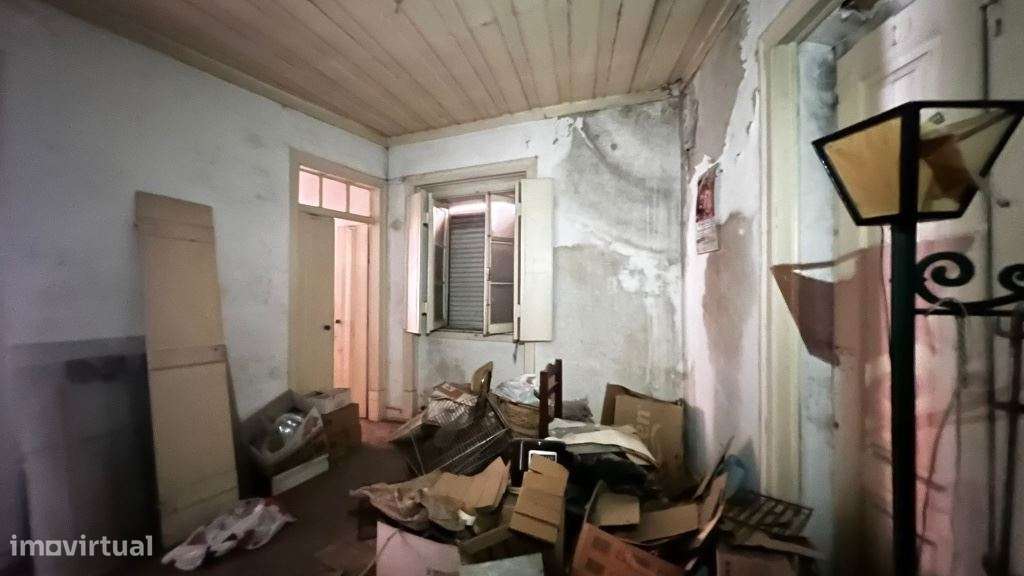 Pizzaria e Habitação no 1º andar no Centro do Montijo - Para renovar-25