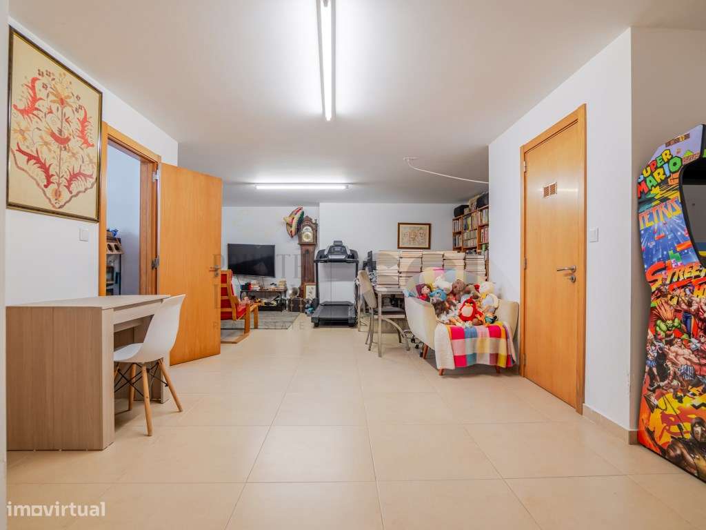 Moradia T4 na Aroeira, contemporânea com piscina e cave-56