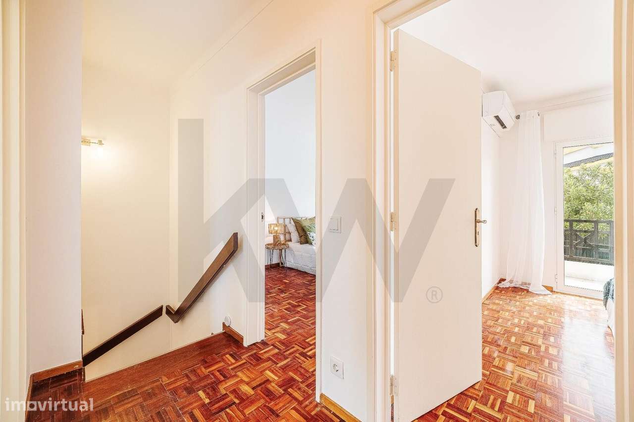 Moradia T3 em banda no Alto do Lagoal — luz natural, espaço e funciona-15