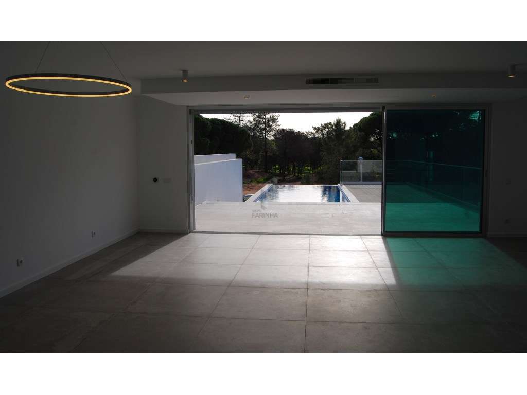 Moradia nova a estrear pronta a habitar com acabamentos de elevado ...-5