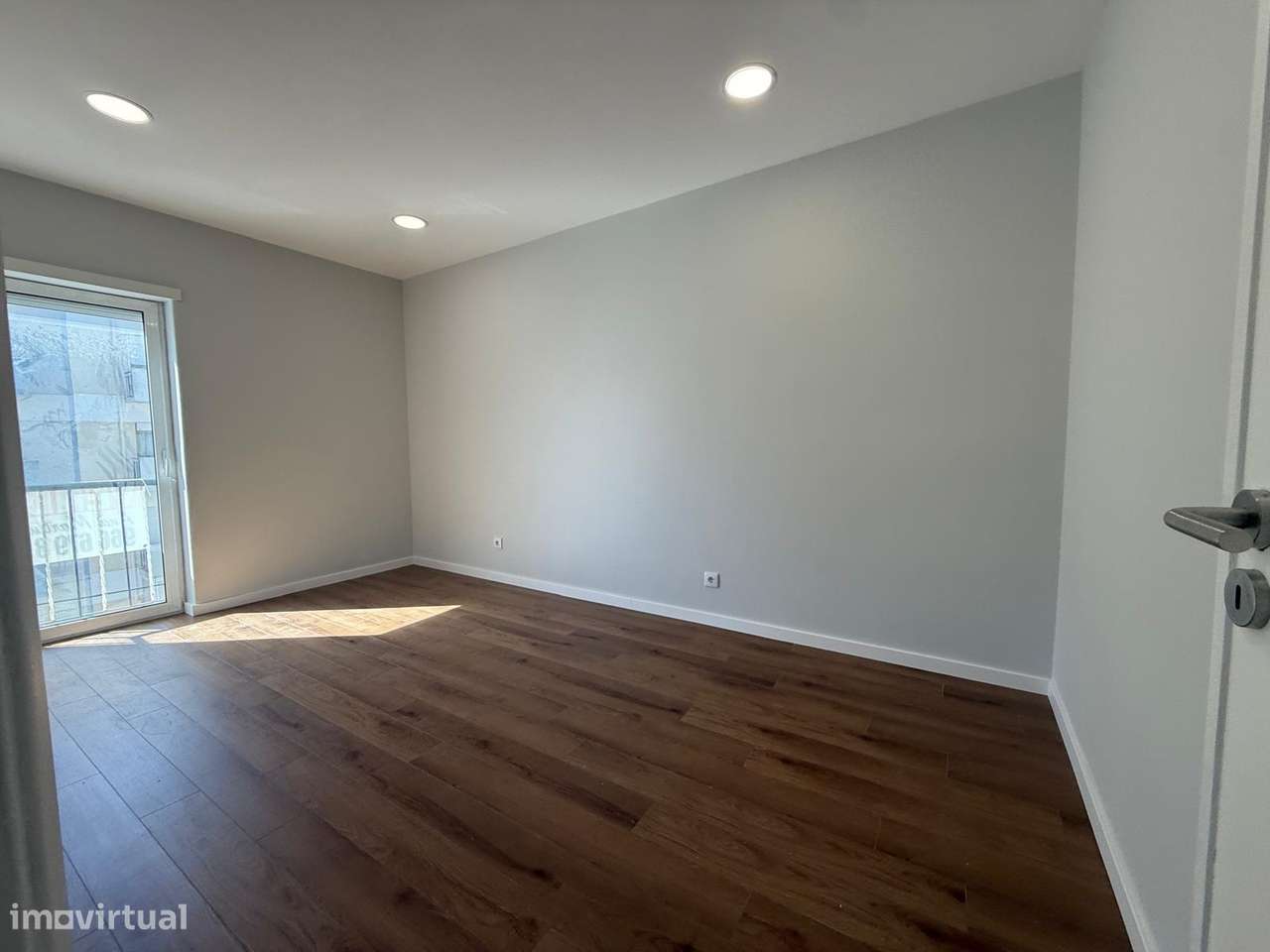 Apartamento T4 transformado em T3 Remodelado no Laranjeiro, Almada-14