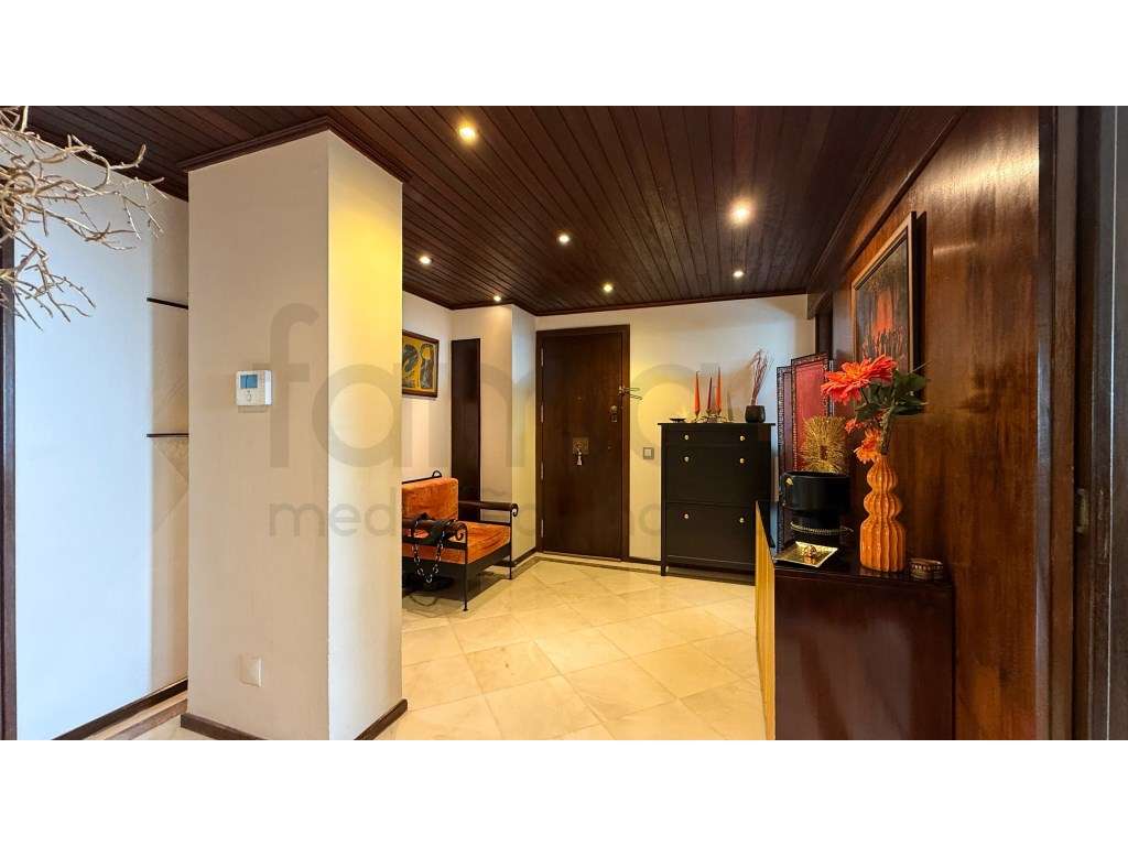 Apartamento T4 em Miraflores-16