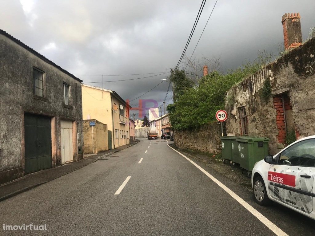 Arrenda se em Taveiro armazém