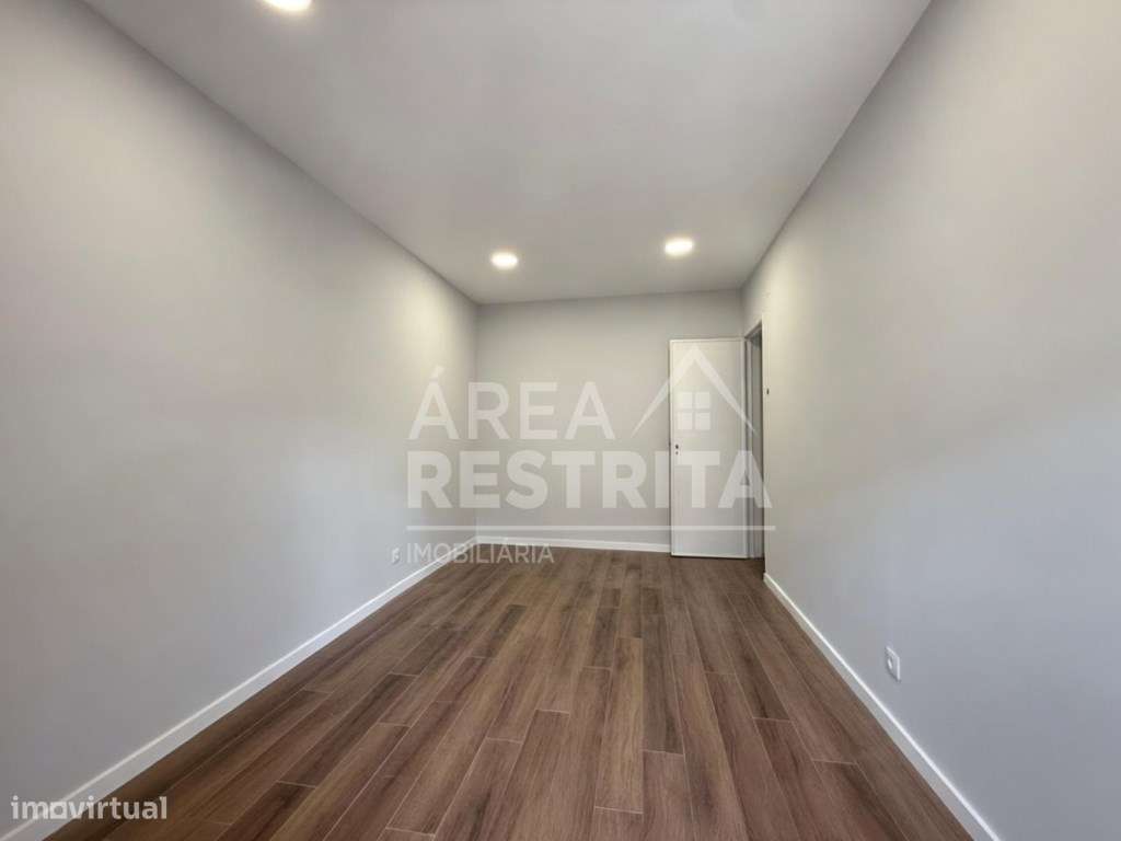 Apartamento T4 transformado em T3 no Laranjeiro-11