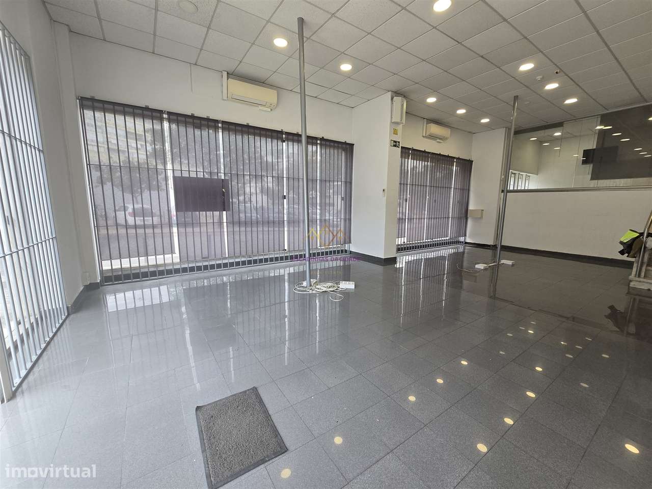 Loja para arrendamento em São Domingos Benfica - Grande imagem: 2/25