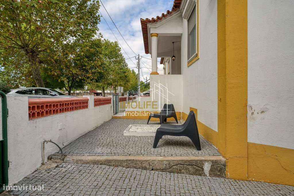 Excelente Moradia com dois pisos no centro do Vimieiro-38