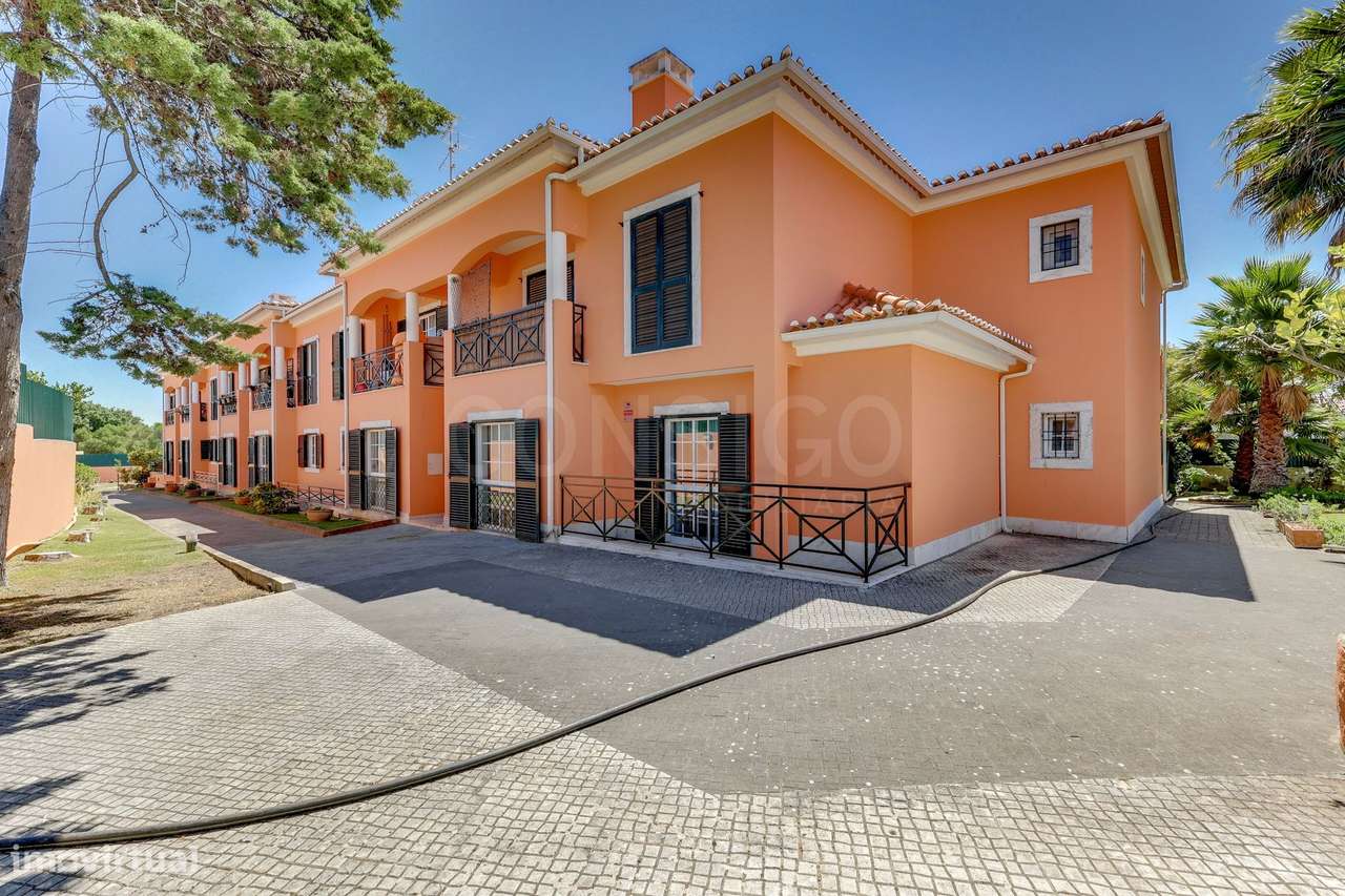 T3 com jardim privado, condomínio com piscina ,2 Estacionamentos + 1 a-0