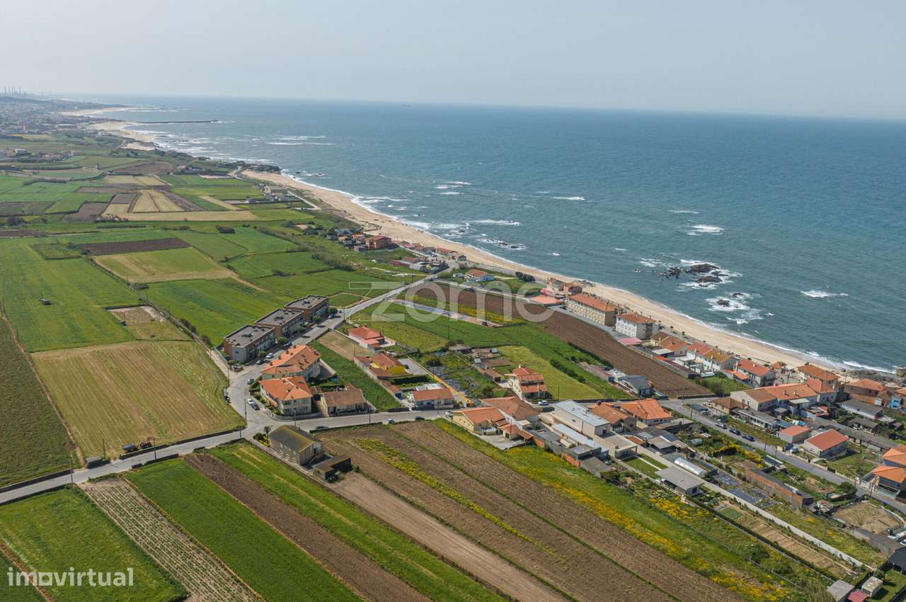 Terreno junto à praia, em Vila Chã. - Grande imagem: 4/18