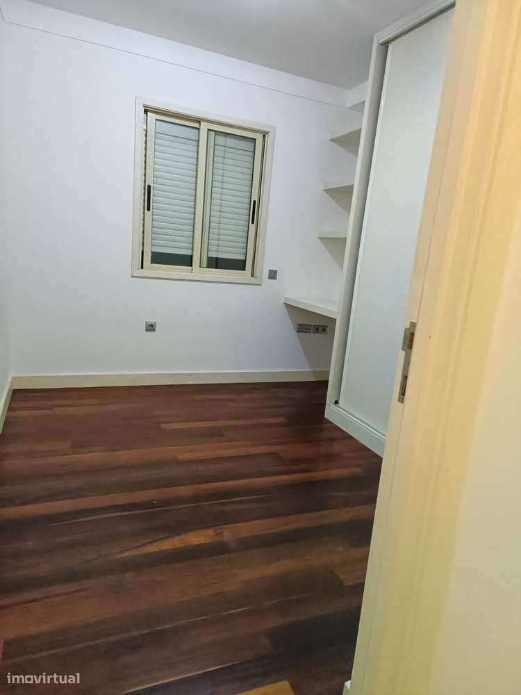 T3 em Valadares (Em frente á Estação de Comboio de Valadares) - Grande imagem: 5/11