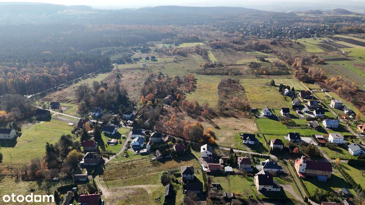 Budowlana działka w spokojnej wsi – 717 m²-2