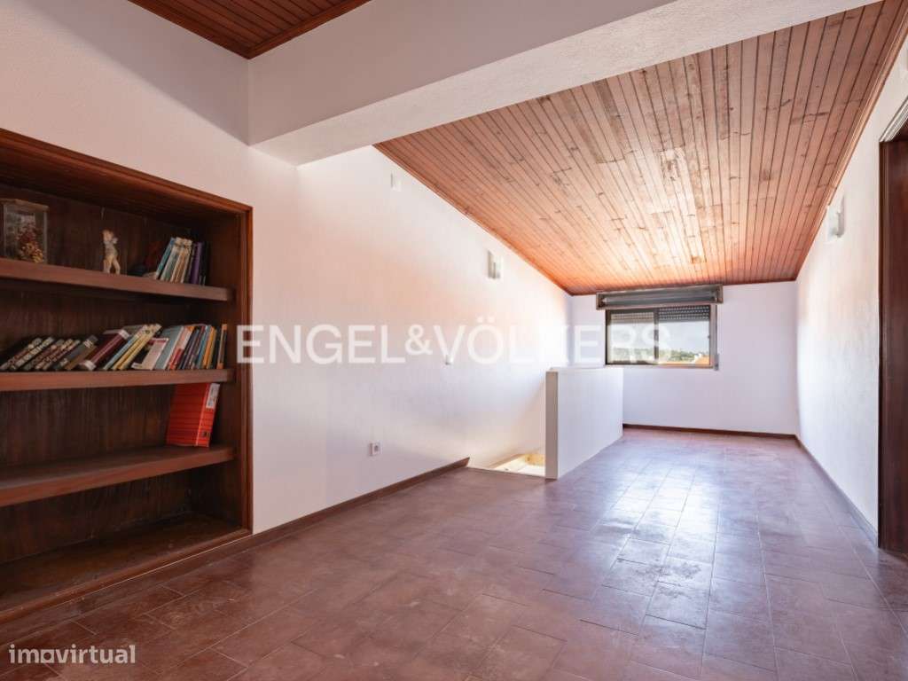 Moradia T4+3 remodelada na Charneca da Caparica-24