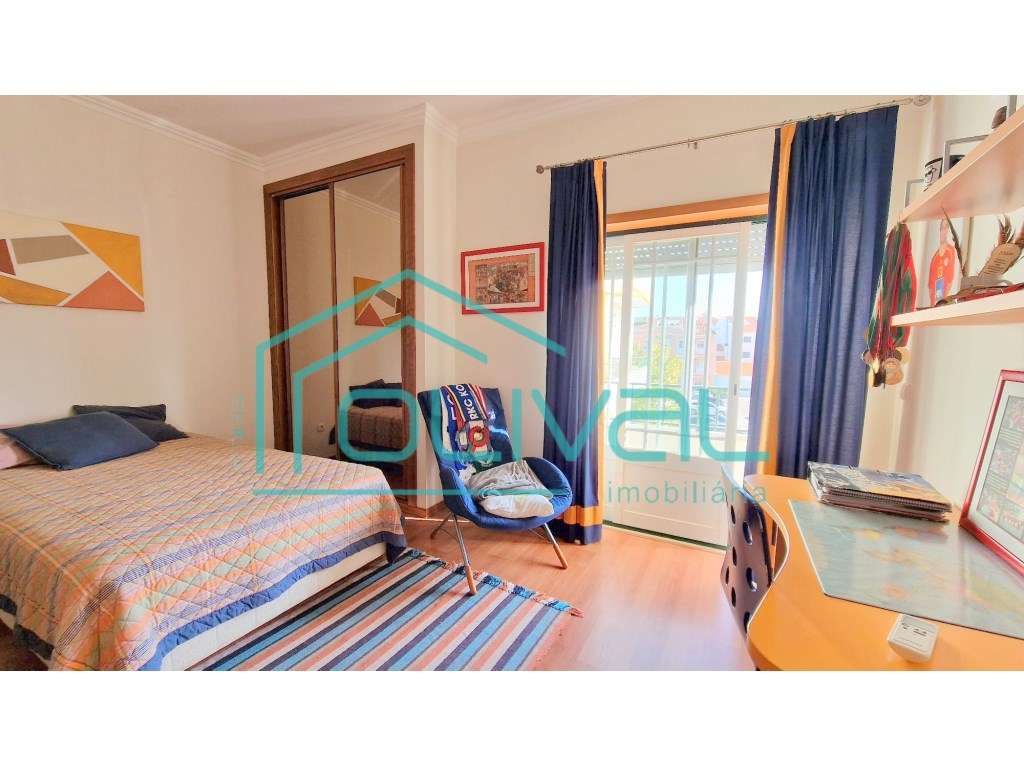 T4 com Arrecadação e Garagem Box no Centro de Benavente - Excelente...-17