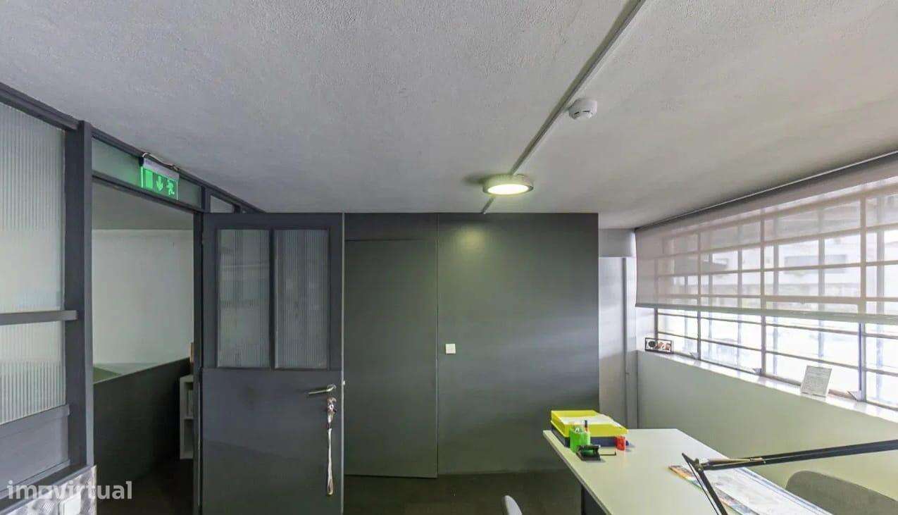 Armazém em Grijó – Versatilidade, Espaço e  Localização...-15