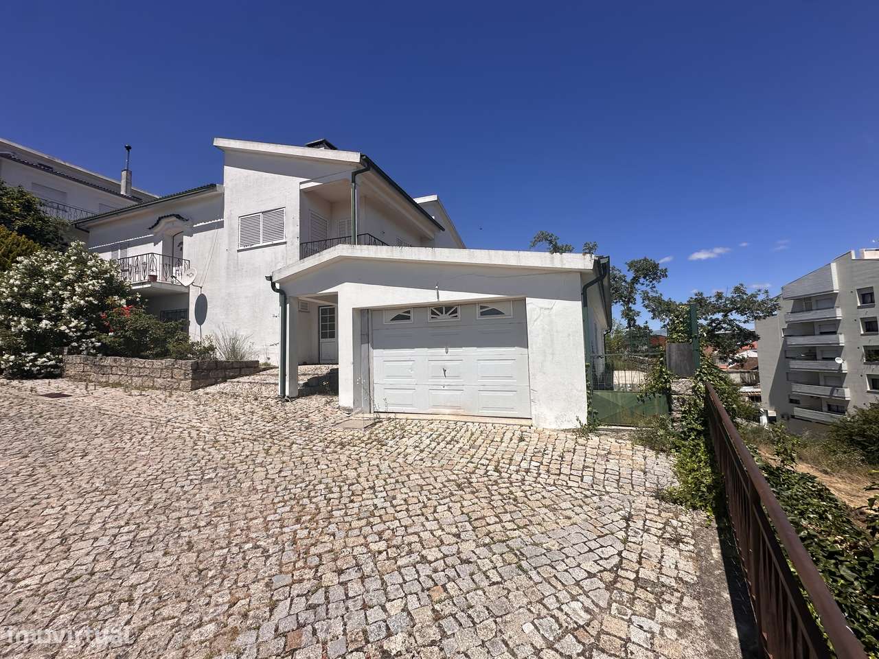 Moradia T4 com jardim e garagem em Sernancelhe-3