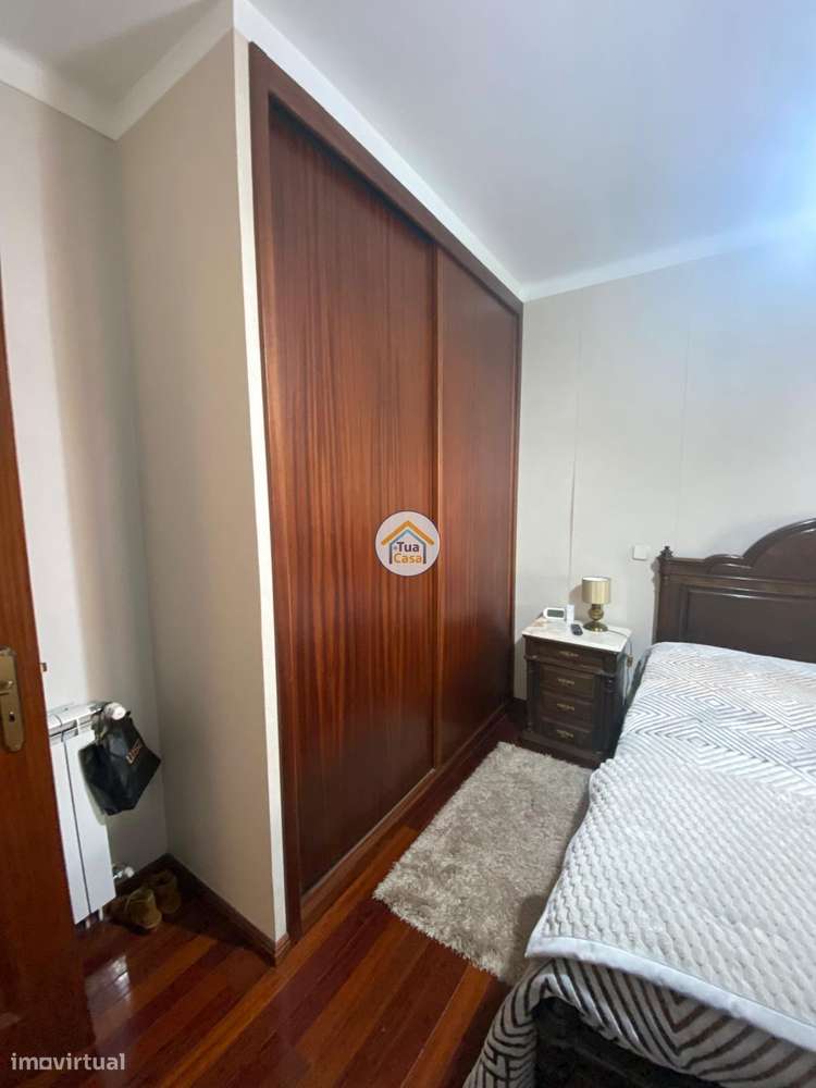 Moradia Geminada  de um dos lados do outro tem entarada e jardim em to-15