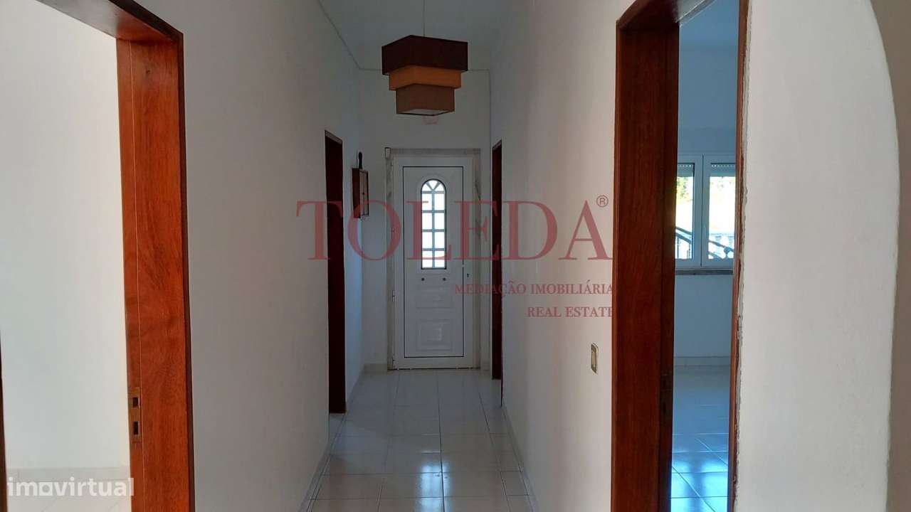 Moradia Bifamiliar com 2 T3 em Vialonga-10