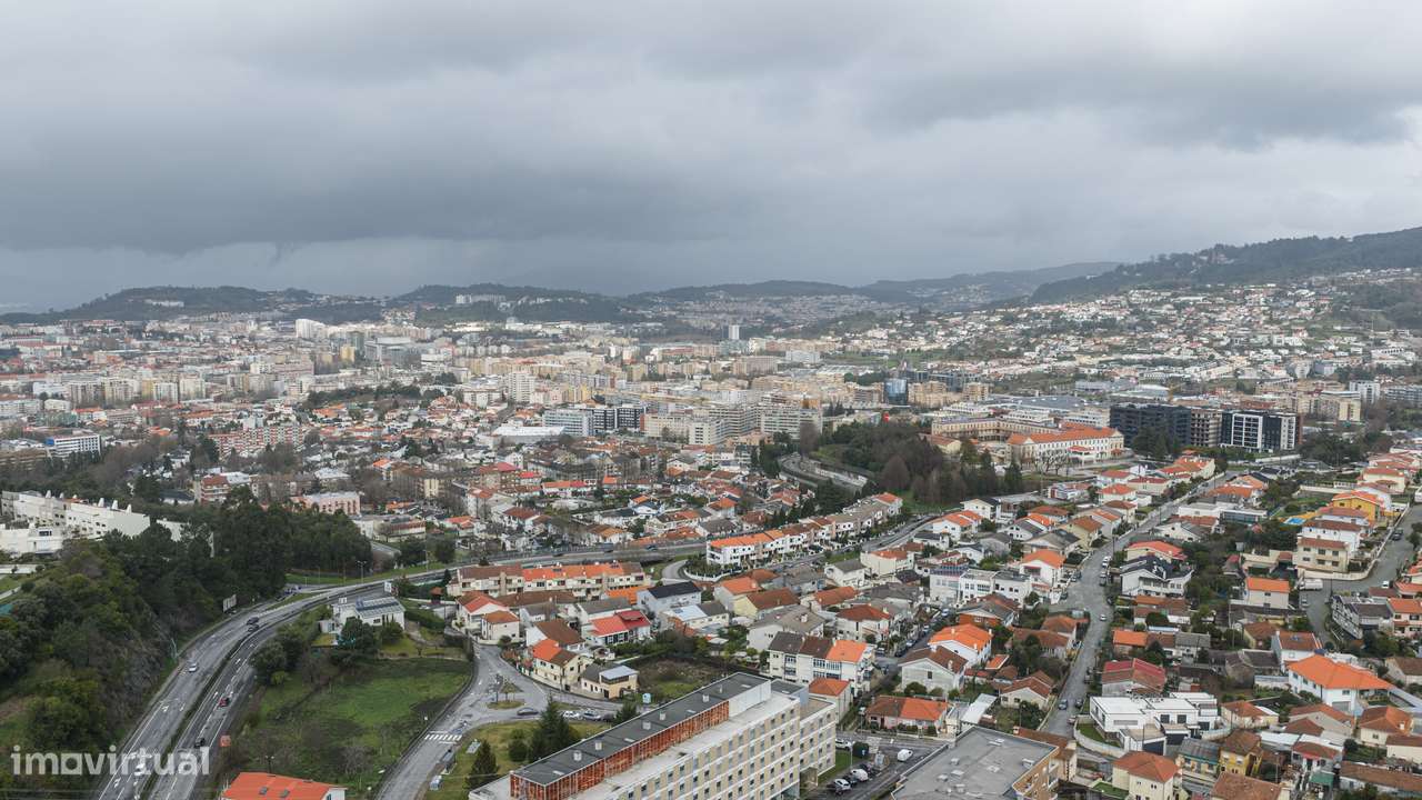 Moradia T4 de gaveto em Nogueira-48