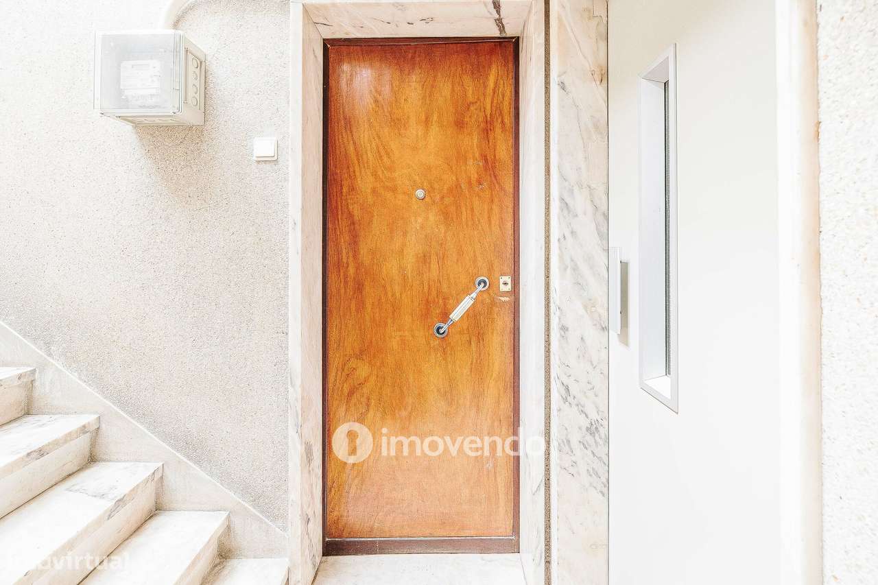 Apartamento T2 com duas varandas, na Graça, em Lisboa-34